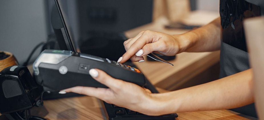 Купила на 102 рубля, обсчитали на 100. Корм для кошек продали за 24 рубля вместо 16. Проверяйте чек!