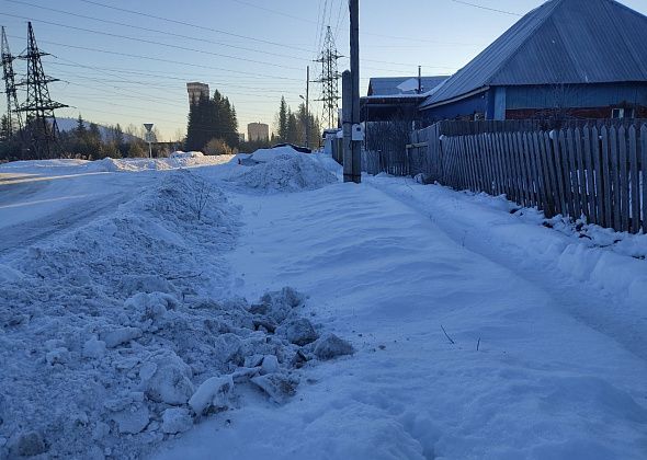 Жители Третьего Северного просят вывозить снег от домов после расчистки дороги