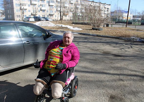 Инвалид без ног Светлана Куражова выехала на весеннюю прогулку по новому пандусу