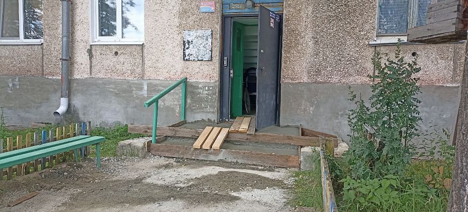 Пенсионерка пожаловалась на состояние крыльца: "Боюсь, его оставят без ремонта на зиму"