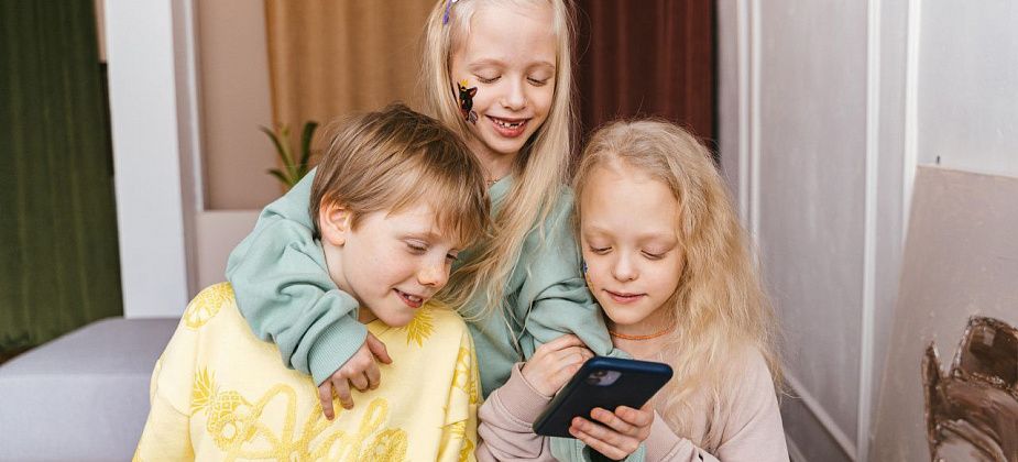 Почему нельзя забирать у ребенка телефон для наказания? Объясняет эксперт
