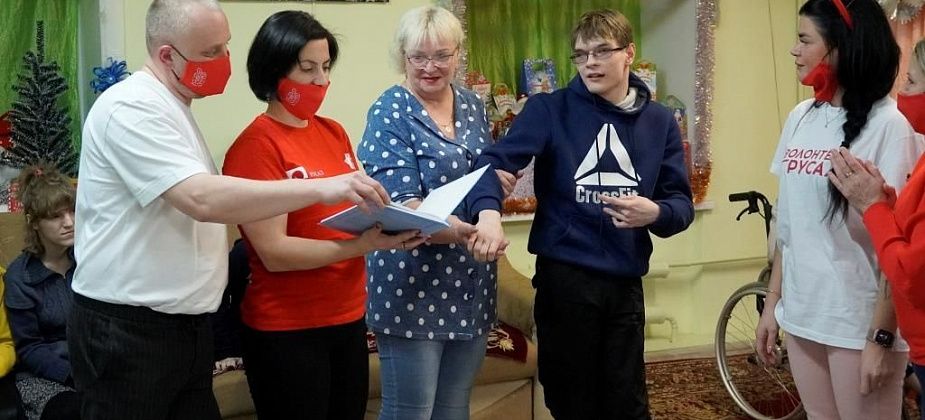«Надежды» верные друзья. Черемуховские волонтеры обновили освещение в молодежно-подростковом клубе «Надежда»