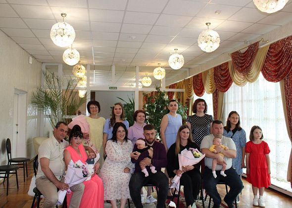 В ЗАГСе Североуральска торжественно поздравили с рождением двух Владиславов и Таисью
