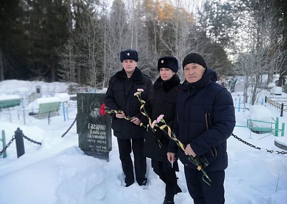 Североуральские полицейские и ветераны ОВД навестили могилу погибшего сослуживца