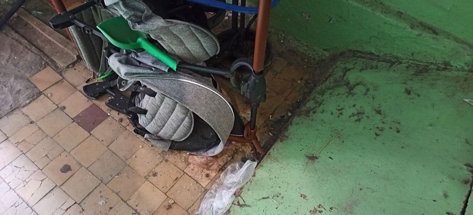 В подъезде санки, коляски, самокаты. Пол не помыть, и в случае пожара небезопасно