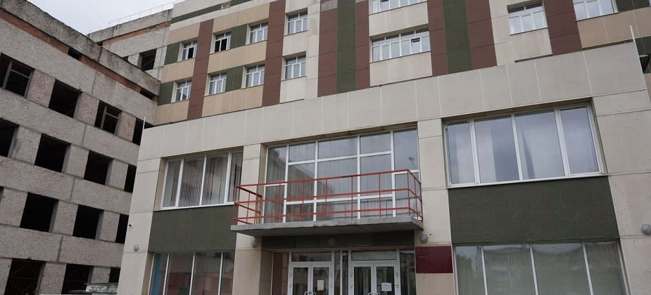 Мнение: »Нас учат правильно носить маски, вваливают миллиарды в борьбу с вирусом. И уничтожают медицину»