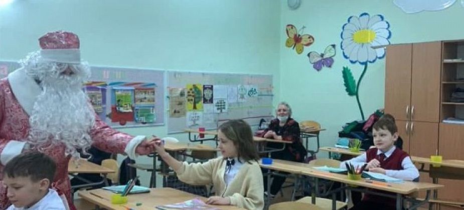 Дед Мороз и Снегурочка  напомнили школьникам о правилах дорожного движения и побывали в гостях у девочки, попавшей под автобус