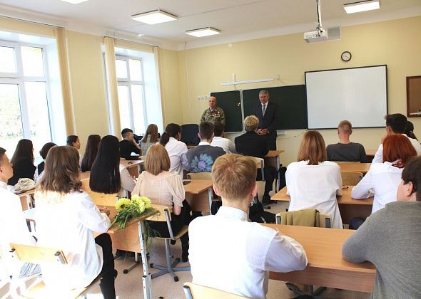Ветеран ОМВД Североуральска провел 1 сентября «Урок мужества» с учащимися школы