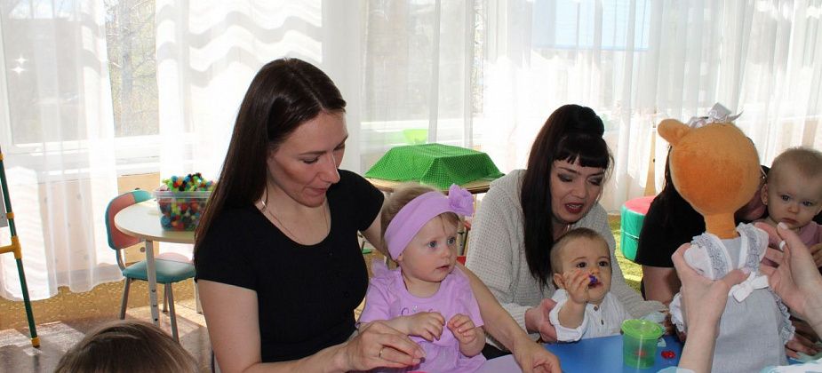  “Крохи” из центра “Остров” ушли на каникулы. Детям вручили первые портфолио