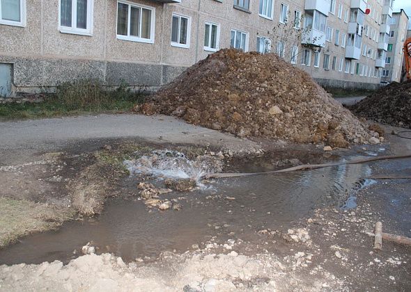 В Черемухово наводнение. Трубу рвет, окрестности топит, люди боятся, что пятиэтажка рухнет