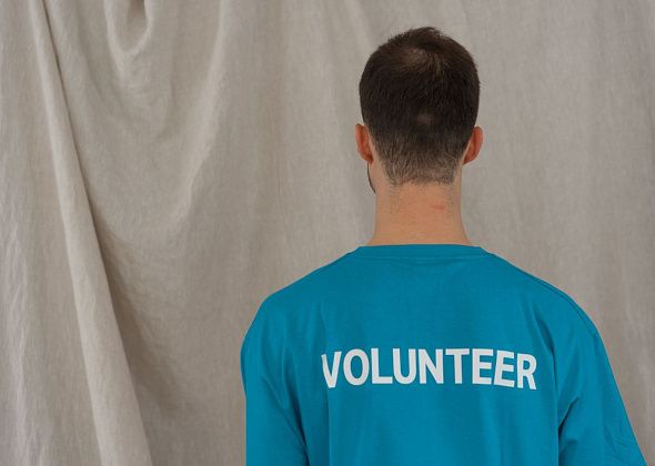 Не надо путать волонтеров, работающих за спасибо, с агитаторами, которые зарабатывают