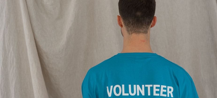 Не надо путать волонтеров, работающих за спасибо, с агитаторами, которые зарабатывают