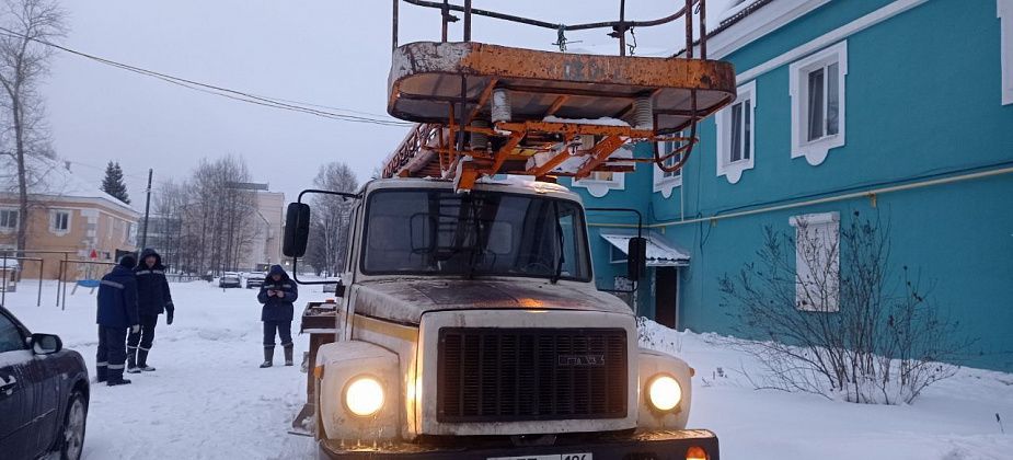 Коммунальщики чистят снег на крышах домов. С расчисткой улиц и дворов не справляются