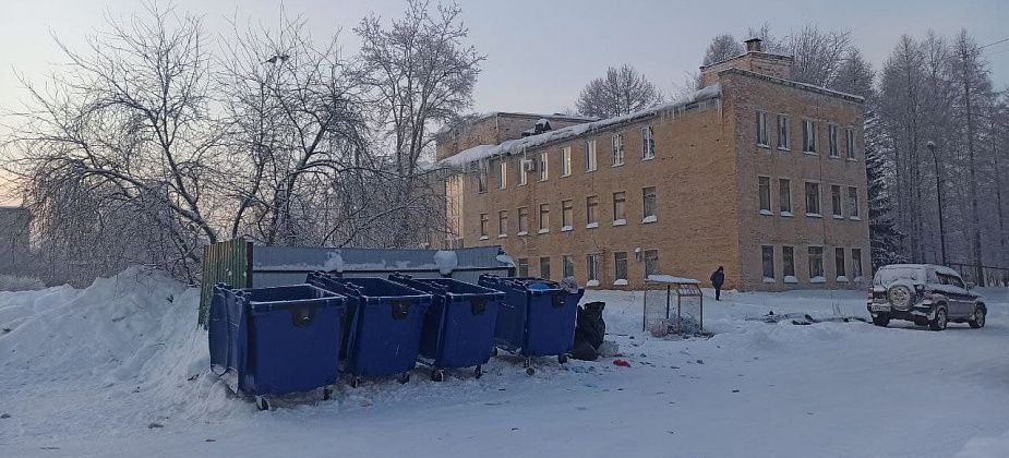 Сообразим на троих? Мусор выносят все, а убирать должно ТСЖ