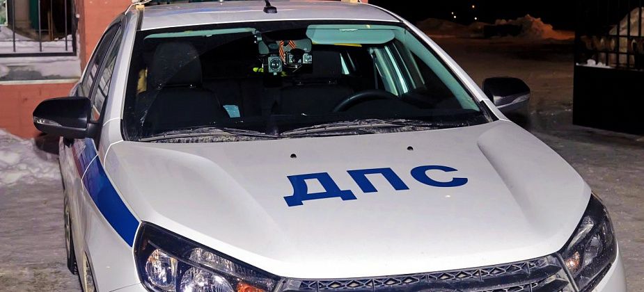 В снегопад машина сломалась и застряла, а сотрудники ДПС пришли на помощь
