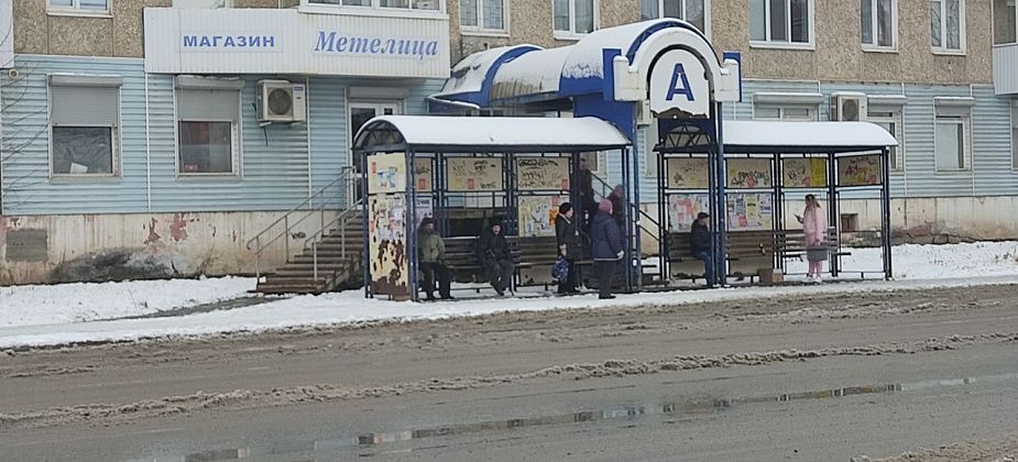 Пенсионерка просит чистить крыльцо от снега и убрать старую изоляцию у моста Любви