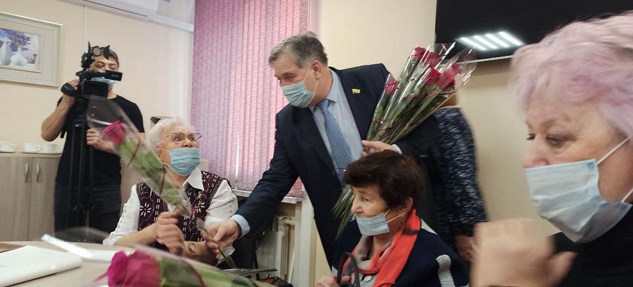 Власти поздравили местных журналистов, внештатников и ветеранов с Днем российской печати