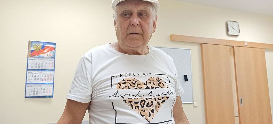 Пенсионер жалуется на отсутствие вакцины, чиновник грозится сделать “добровольное в любом случае обязательным”