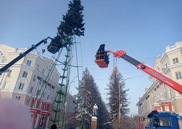 На площади ставят елку, делают большую горку и чистят снег. До Нового года чуть больше трех недель