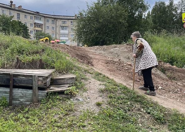 "Такую срамоту навели". Проводя газ, пенсионерке сломали забор и разрушили дорогу перед домом