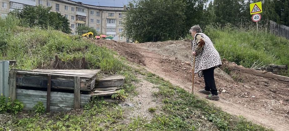 "Такую срамоту навели". Проводя газ, пенсионерке сломали забор и разрушили дорогу перед домом