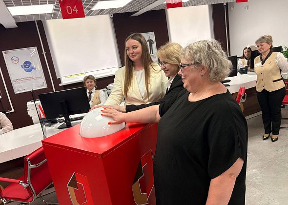 В Североуральске торжественно открыли отремонтированный офис МФЦ