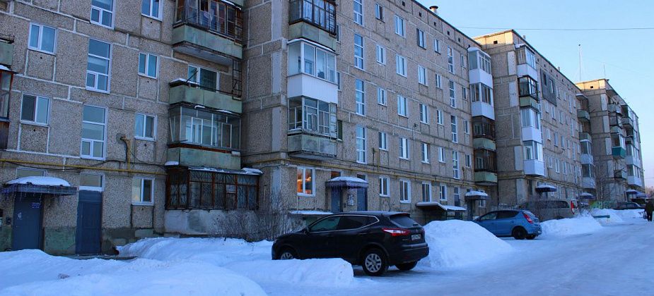 Подъезды и двор дома украсили к празднику гирляндами. Спасибо председателю ТСЖ