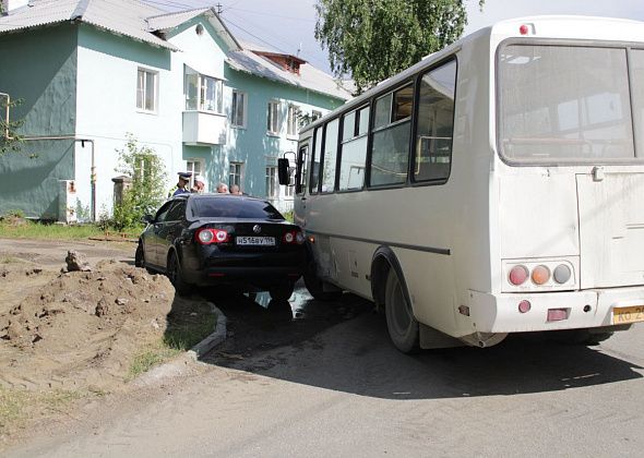 Водитель автобуса не заметил легковушку на повороте во двор. Произошло ДТП