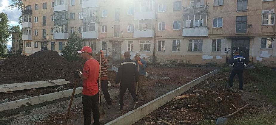 Благоустройство двора началось с… наездов: “Вы думаете, что мы будем по-вашему - бросать уходить?”