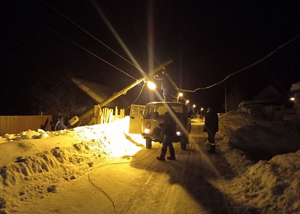 28 февраля в Черемухово груженый лесовоз снес столб линии электропередач и жители остались без света