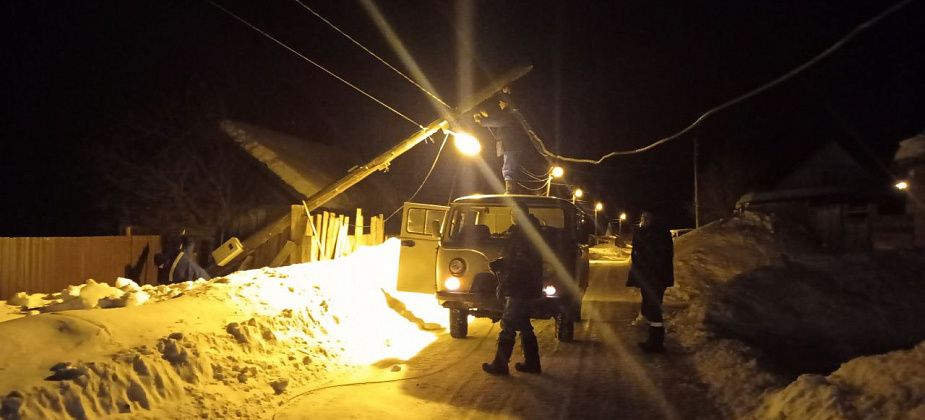 28 февраля в Черемухово груженый лесовоз снес столб линии электропередач и жители остались без света