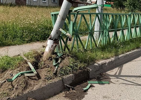 Легковушка снесла светофор на перекрестке Ленина-Белинского (фотофакт)