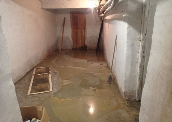 Подвал дома на Каржавина, 21 затопило фекалиями. Вонь как в старых туалетах на вокзалах, везде влага