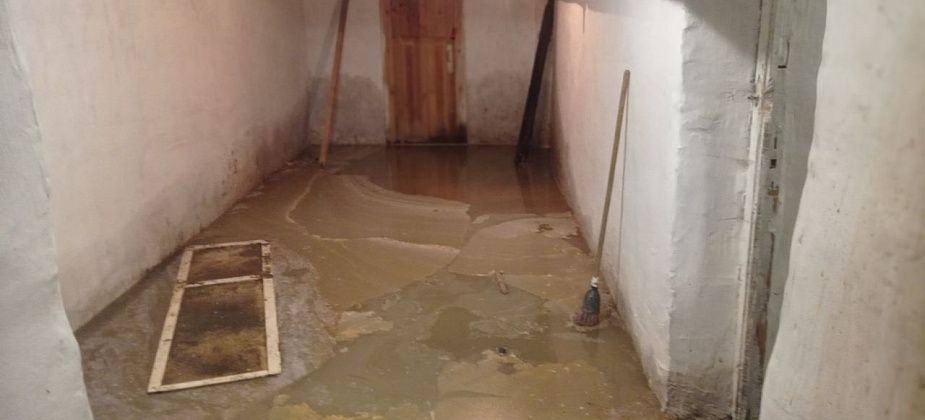 Подвал дома на Каржавина, 21 затопило фекалиями. Вонь как в старых туалетах на вокзалах, везде влага
