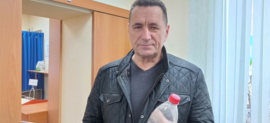 Воду из крана отправили на анализ в лабораторию Екатеринбурга. Четыре дня назад она была мутно-зеленой