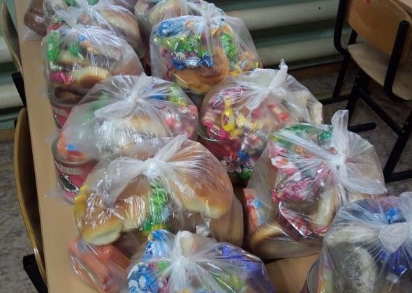 По пятницам в Североуральске нуждающиеся могут бесплатно получить продуктовые наборы от храма