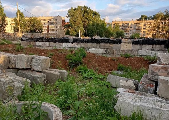 Жители многоэтажки боятся, что их двор превратят в парковку из-за строительства магазина