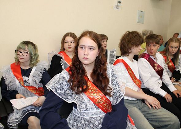 В школе №9 - последний звонок. Учителя с цветами, дети и родители в слезах. ФОТО
