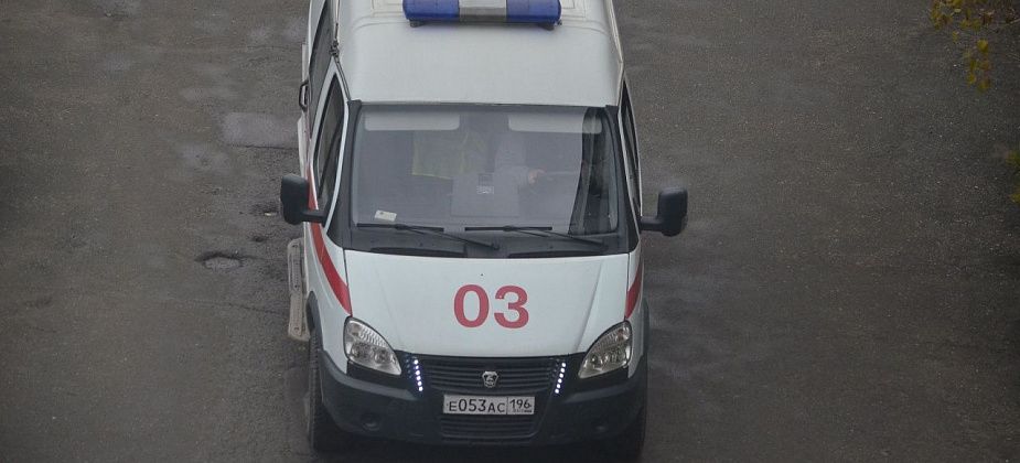 Из окна горящей квартиры на пятом этаже выпала женщина