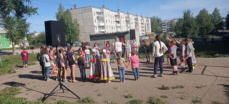 11 августа во дворе дома на Ленина, 17а провели игровую программу и вручили блокнотики с портретом Шипулина