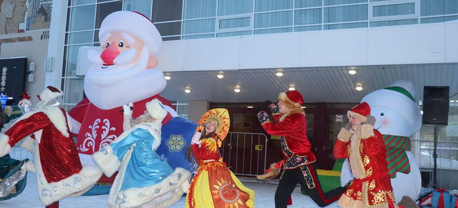 Более 400 североуральцев приняли участие в новогоднем празднике «Волшебство русских традиций»