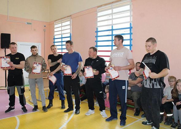 К Дню отца в школе Покровска прошли соревнования для пап. Мамы и дети дружно болели за своих 