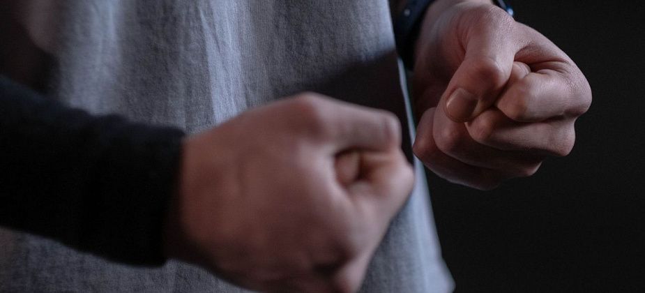 Двое мужчин наказаны за нанесение побоев, один - за побои и неповиновение сотрудникам полиции