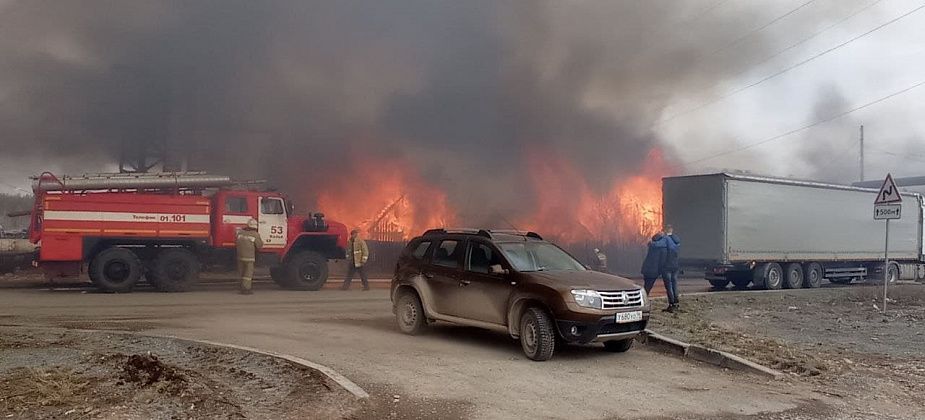 В Черемухово полыхнул пожар рядом с федеральной трассой. Горели сараи, ветер усилил пламя