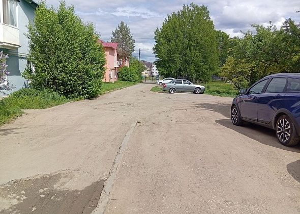 86-летняя Галина Колбина - про путь от дома до аптеки, а потом до магазина. Один двор хуже другого