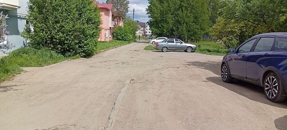 86-летняя Галина Колбина - про путь от дома до аптеки, а потом до магазина. Один двор хуже другого