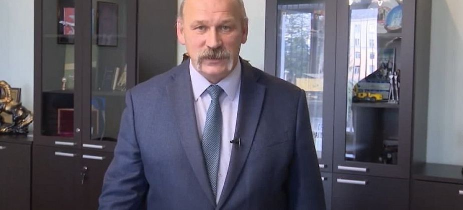 Глава Североуральска Василий Матюшенко поздравил всех с Днем знаний и пожелал радости ученикам и терпения - родителям