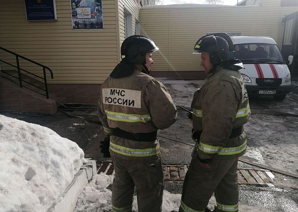 С верхних этажей пожарно-спасательной части спасали людей. Тренировались