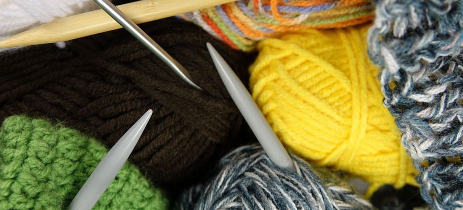 Человеческая история из Серова. Женщина свяжет для бездомных свитера и шапки