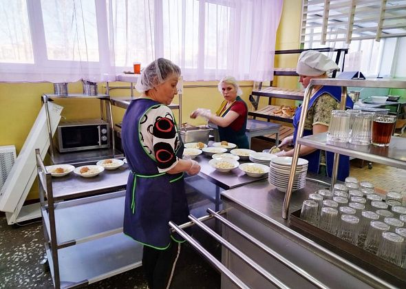 Сотрудники школьных пищеблоков сдали анализы на рота- и норовирусы. Столовые работают в штатном режиме